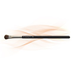 MAC 213 Fluff Brush
